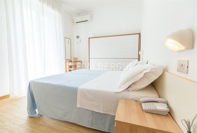 Hotel Azzurro Каттоліка Екстер'єр фото