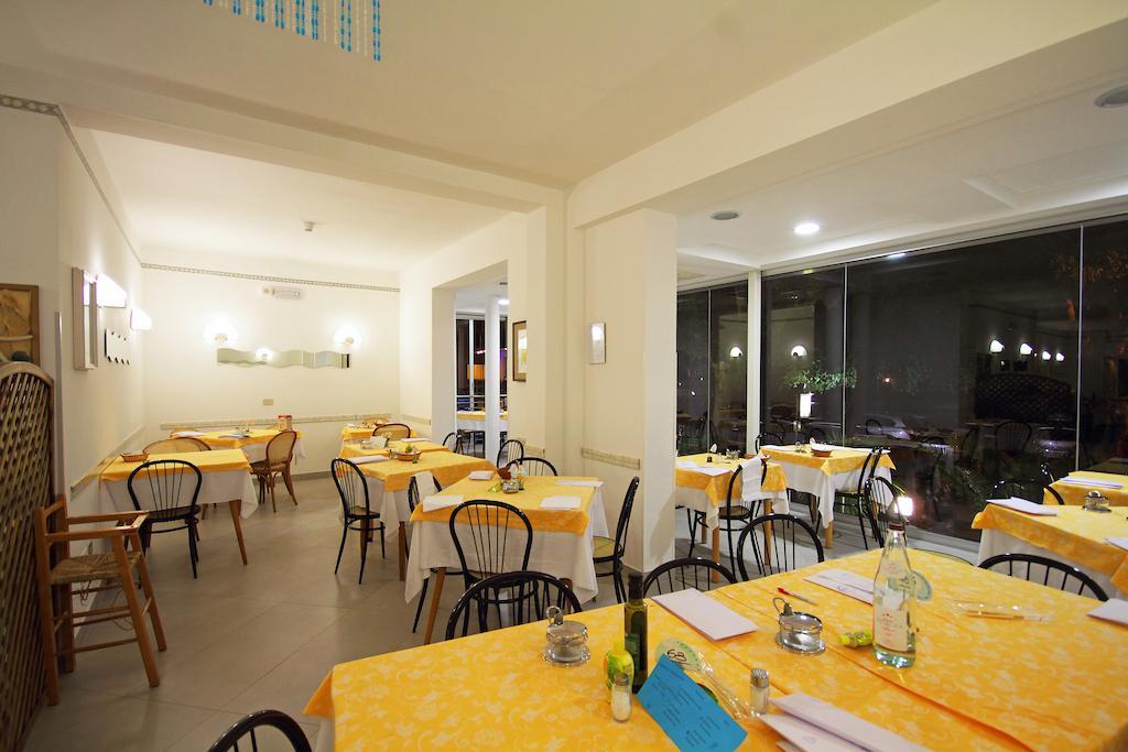 Hotel Azzurro Каттоліка Екстер'єр фото