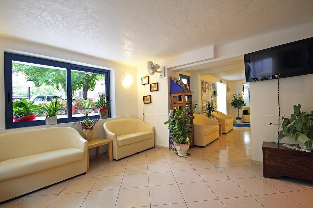 Hotel Azzurro Каттоліка Екстер'єр фото