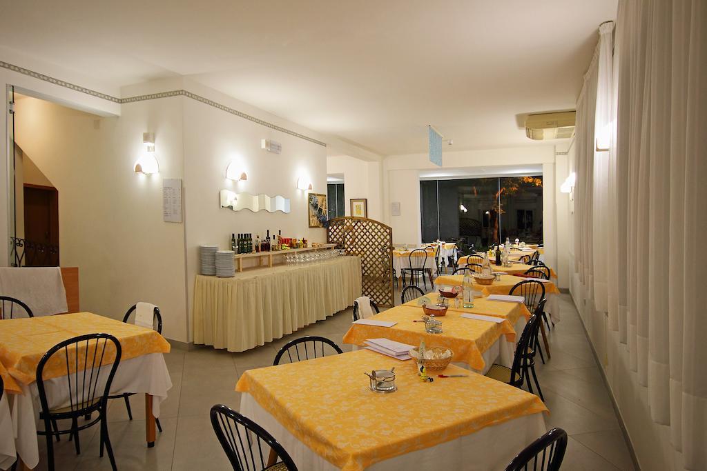 Hotel Azzurro Каттоліка Екстер'єр фото