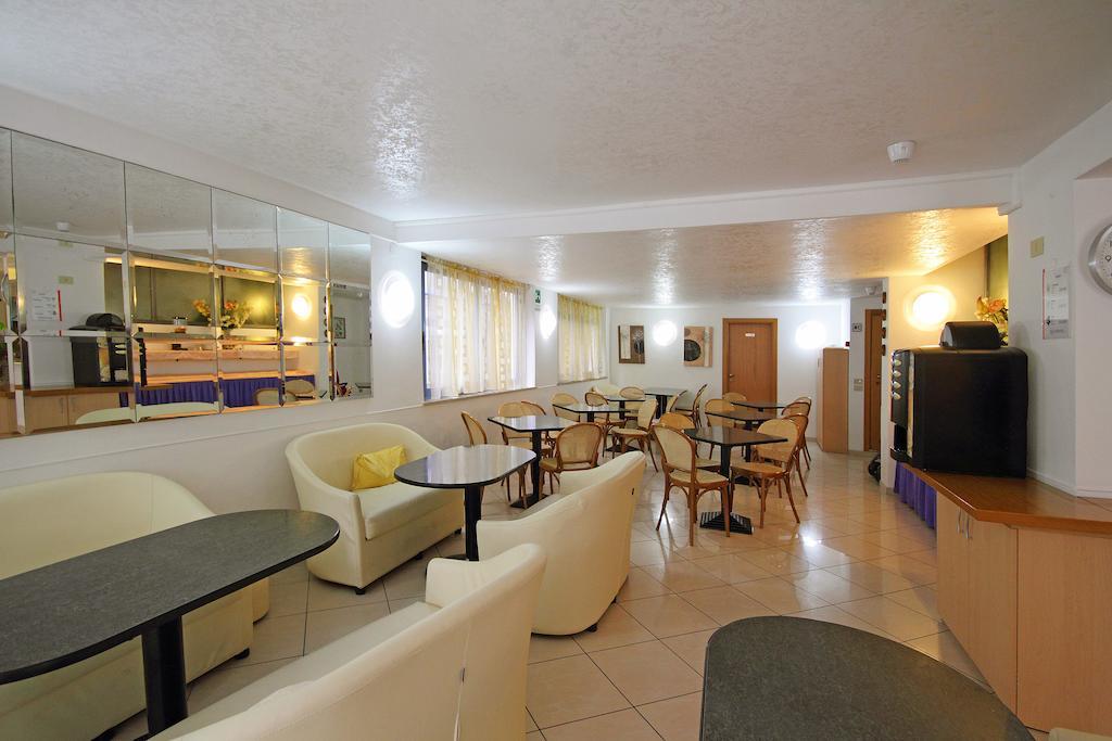 Hotel Azzurro Каттоліка Екстер'єр фото