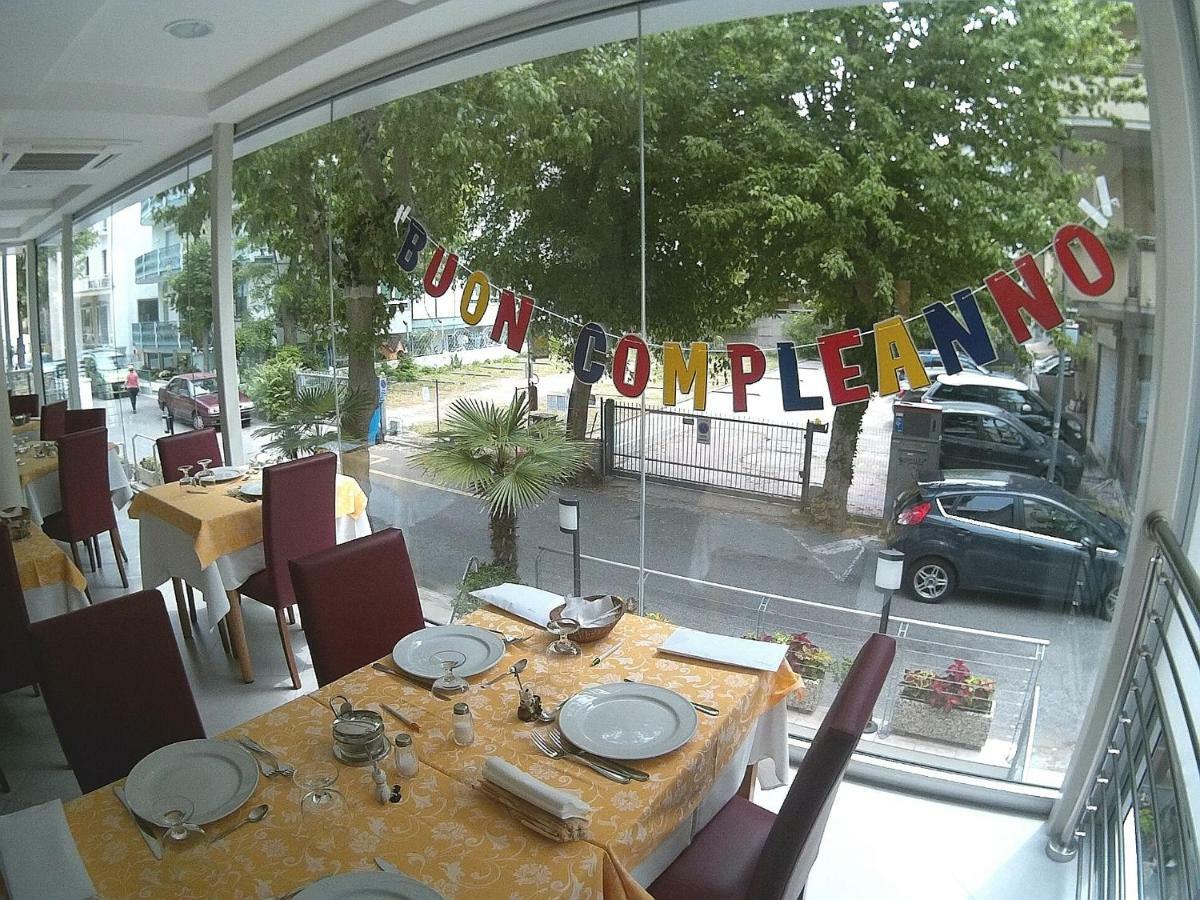 Hotel Azzurro Каттоліка Екстер'єр фото